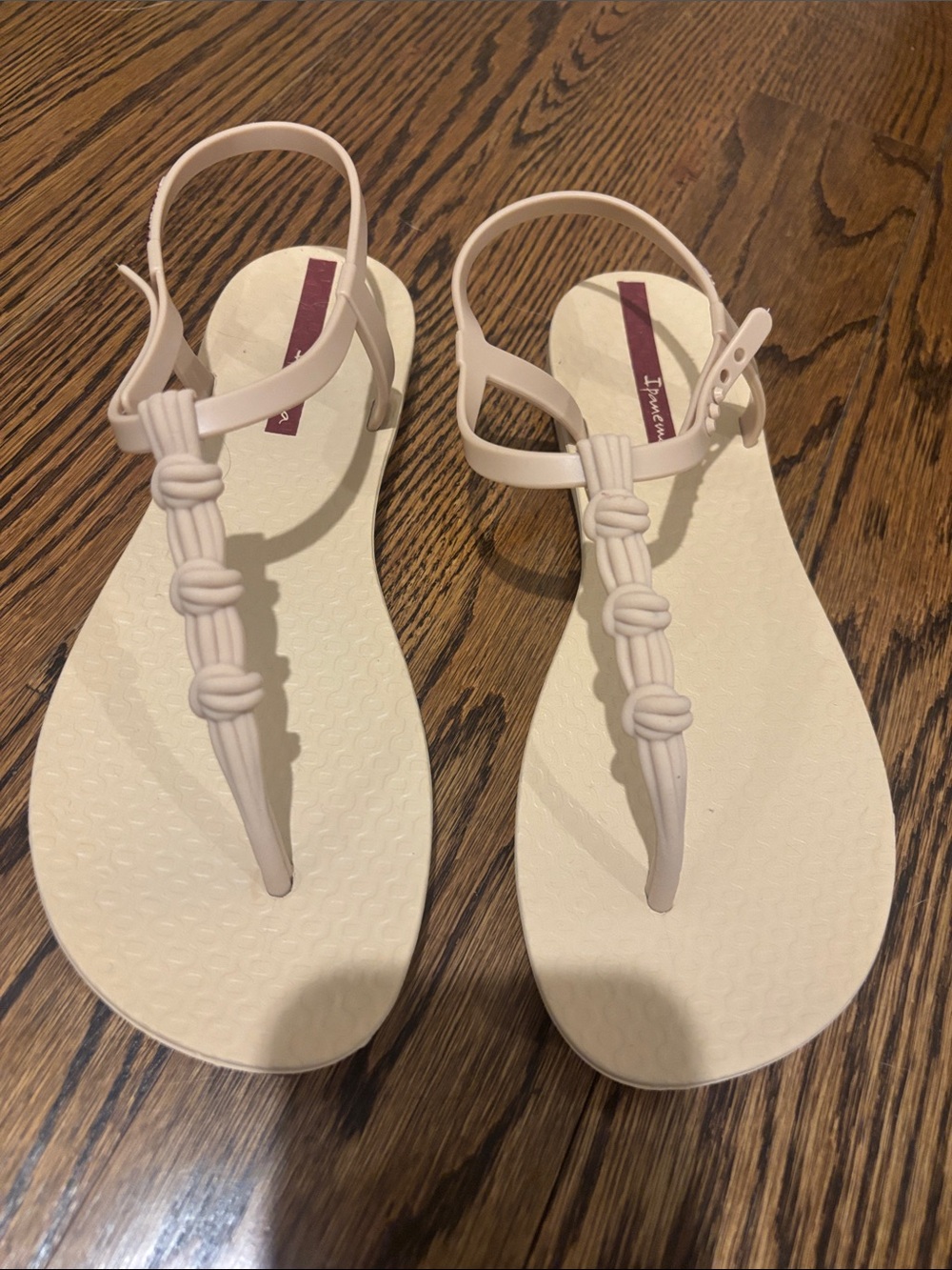 Ipanema Women's beige Knotted T-Strap Sandals